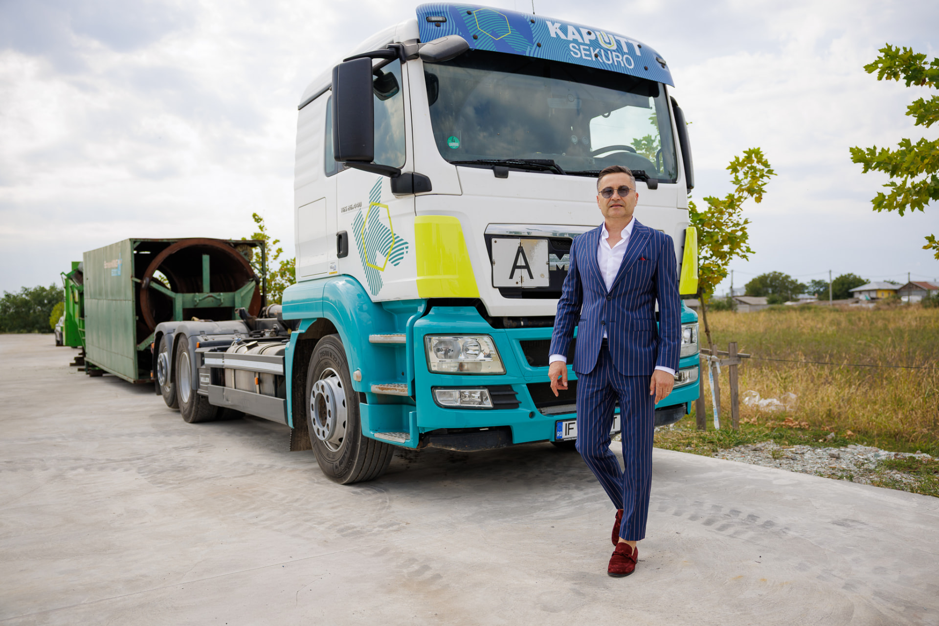 Adrian Iancu alături de un camion KAPUTT SEKURO